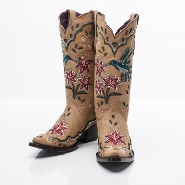<a href="https://www.bellecristal.com/products-page/angle-wings/tan-sage-hummingbird/">Belle Cristal’s Hummingbird Boot “Honey”</a>    